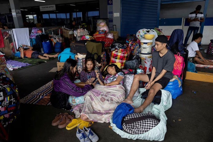 Hành khách bị mắc kẹt tại Cảng Bắc Manila, Philippines do bão Doksuri. Ảnh: Reuters
