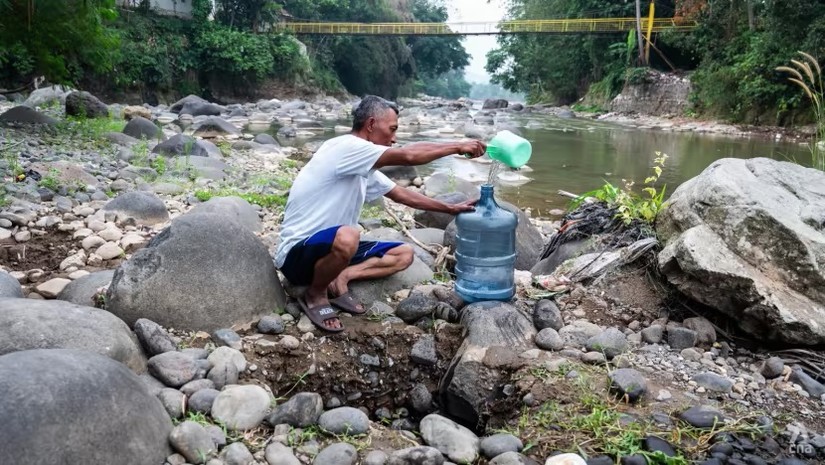 Người dân tìm nước tại một con sông ở làng Parakan Bujang, Tây Java, Indonesia. Ảnh: CNA