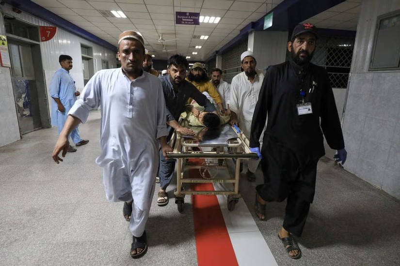 Một nạn nhân được đưa tới Bệnh viện Lady Reading ở Peshawar, Pakistan sau vụ đánh bom liều chết. Ảnh: Reuters