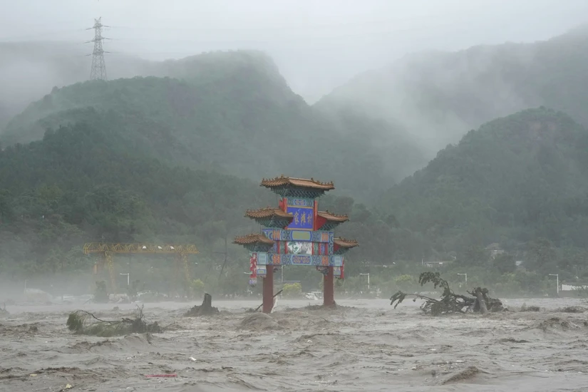 Lũ lụt tại khu vực Miaofengshan, ngoại ô Bắc Kinh ngày 1/8. Ảnh: AP