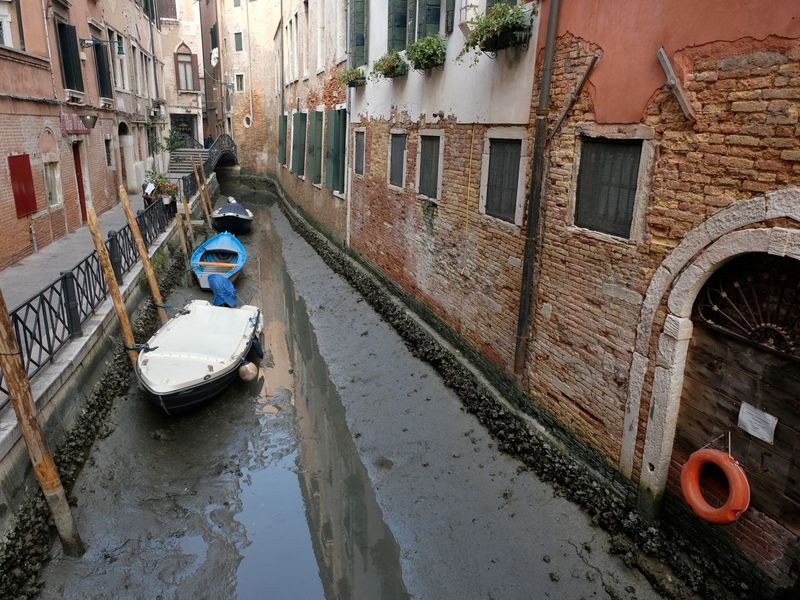 Một số con kênh tại Venice trơ đáy do hạn hán hồi tháng 2/2023. Ảnh: Sky News