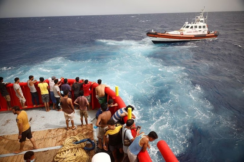 Italy đang ghi nhận làn sóng di cư trên biển. Ảnh: Reuters