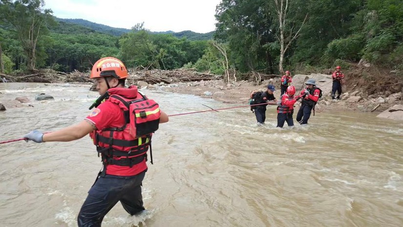 Lực lượng cứu hộ lũ lụt tại tỉnh Cát Lâm, Trung Quốc. Ảnh: China Daily