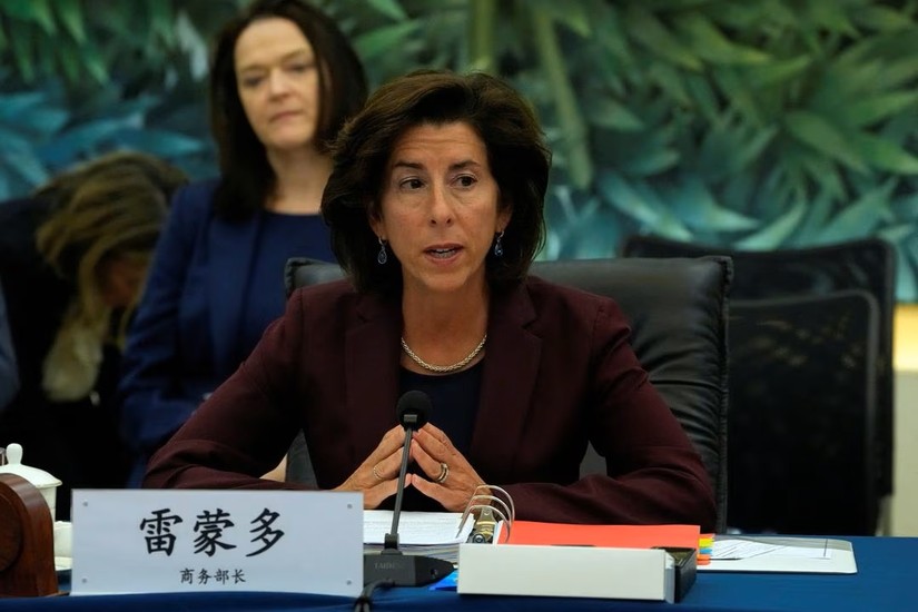 Bộ trưởng Thương mại Mỹ Gina Raimondo trong buổi gặp mặt với Bộ trưởng Thương mại Trung Quốc Vương Văn Đào tại thủ đô Bắc Kinh ngày 28/8. Ảnh: Reuters