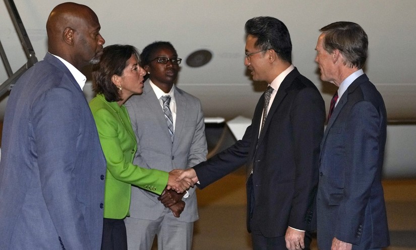 Bộ trưởng Thương mại Mỹ Gina Raimondo bắt tay với Vụ trưởng Lin Feng thuộc Vụ Các vấn đề Châu Mỹ và Châu Đại Dương thuộc Bộ Thương mại Trung Quốc khi bà đến Sân bay Quốc tế Thủ đô Bắc Kinh vào ngày 27/8/2023. Ảnh: VCG