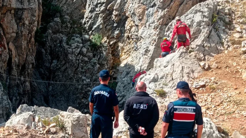 Các nhân viên cứu hộ đứng gần lối vào hang Morca ngày 7/9. Ảnh: AP