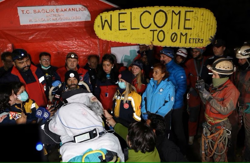 Biển chào mừng ông Mark Dickey lên được mặt đất từ hang Morca. Ảnh: Reuters