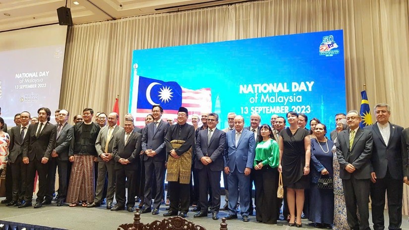 Đại sứ Malaysia và đoàn ngoại giao các nước trong buổi lễ chúc mừng 66 năm Quốc khánh Malaysia. 