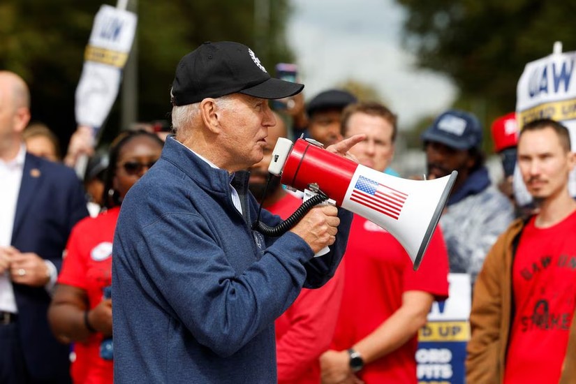Tổng thống Mỹ Joe Biden cùng các thành viên của United Auto Workers (UAW) bên ngoài Trung tâm phân phối Willow Run của GM, ở Bellville, Quận Wayne, Michigan, ngày26/9/2023. Ảnh: Reuters