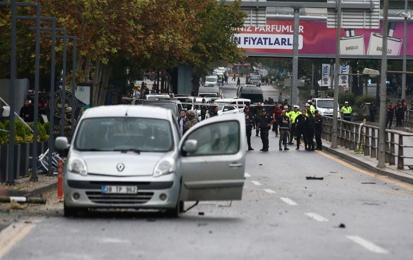 Hiện trường vụ nổ gần tòa nhà Bộ Nội vụ Thổ Nhĩ Kỳ tại Ankara ngày 1/10/2023. Ảnh: Reuters