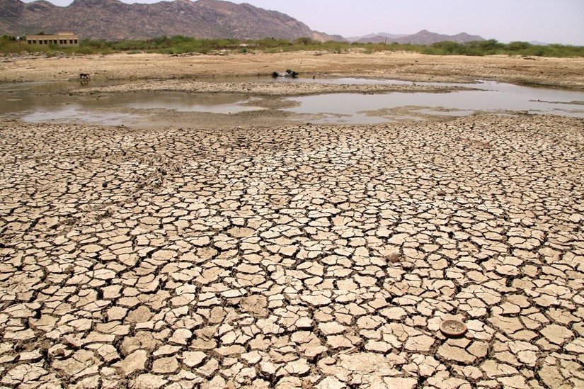 Hồ bị khô cạn trong mùa hè ở Ajmer, Ấn Độ năm 2019. Ảnh: AFP/Himanshu Sharma