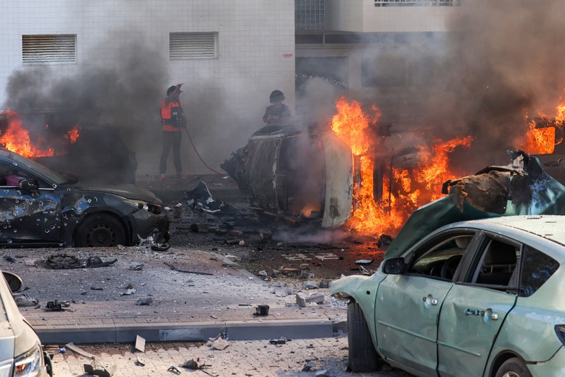 Người dân cố gắng dập lửa sau vụ tấn công bằng tên lửa từ Dải Gaza ở Ashkelon, miền nam Israel ngày 7/10/2023. Ảnh: AFP
