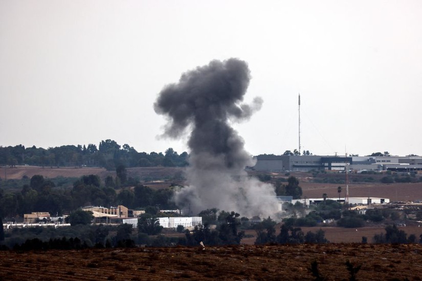Một tên lửa phóng từ Dải Gaza tấn công khu vực gần Sderot, miền nam Israel ngày 9/10/2023. Ảnh: Reuters