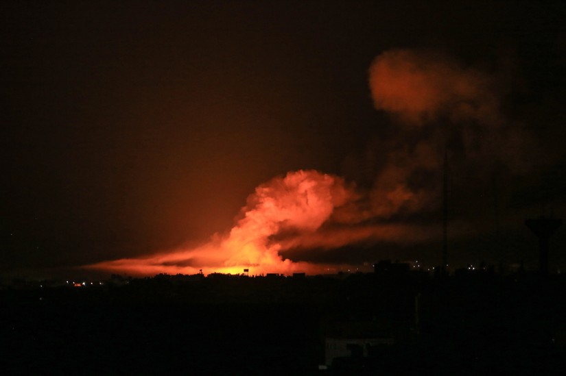 Ngọn lửa và khói bốc lên sau cuộc không kích của Israel ở Khan Yunis, Gaza ngày 11/10/2023. Ảnh: Anadolu