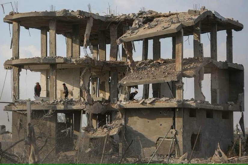 Một công trình bị hư hại trong cuộc không kích của Israel vào Khan Younis ở Gaza hôm 11/10. Ảnh: NYTIMES