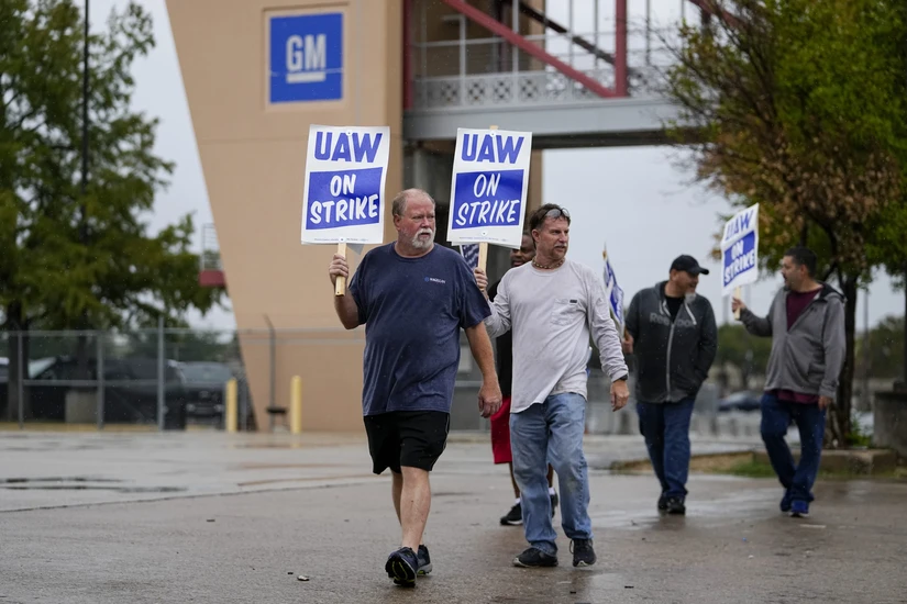 Một số công nhân tiến hành đình công bên ngoài nhà máy Arlington, Texas của GM ngày 24/10/2023. Ảnh: AP