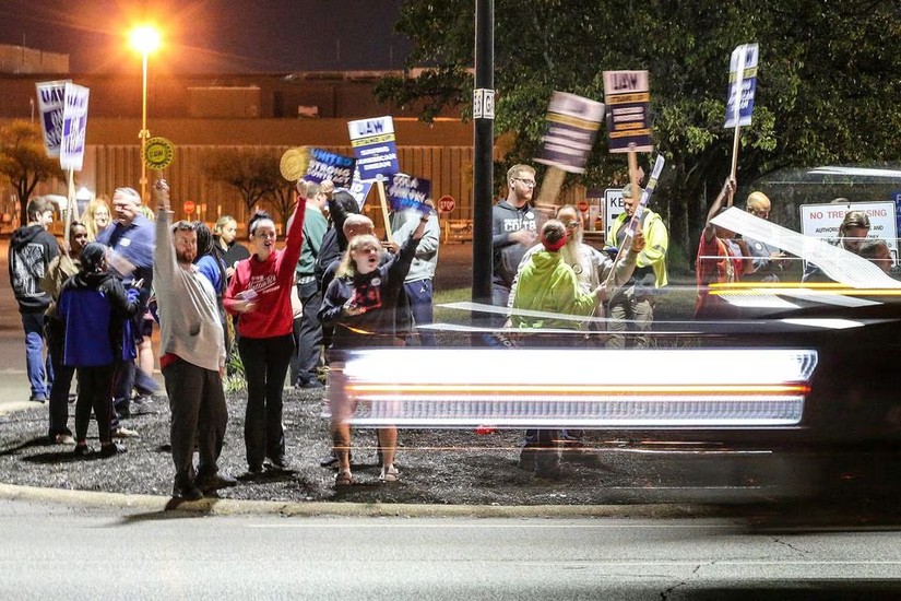 Các thành viên của United Auto Workers (UAW) đình công bên ngoài nhà máy của Ford ở Louisville, Kentucky, Mỹ, ngày 11/10/2023. Ảnh: Reuters