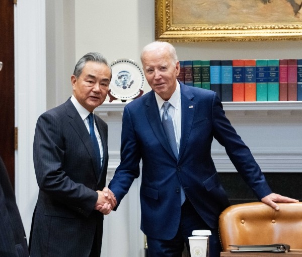 Tổng thống Mỹ Joe Biden bắt tay Ngoại trưởng Trung Quốc Vương Nghị. Ảnh: fmprc.gov.cn