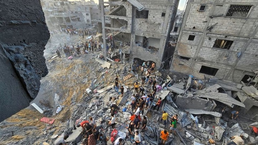 Trại tị nạn Jabalia tại Gaza bị quân đội Israel không kích ngày 31/10. Ảnh: Reuters