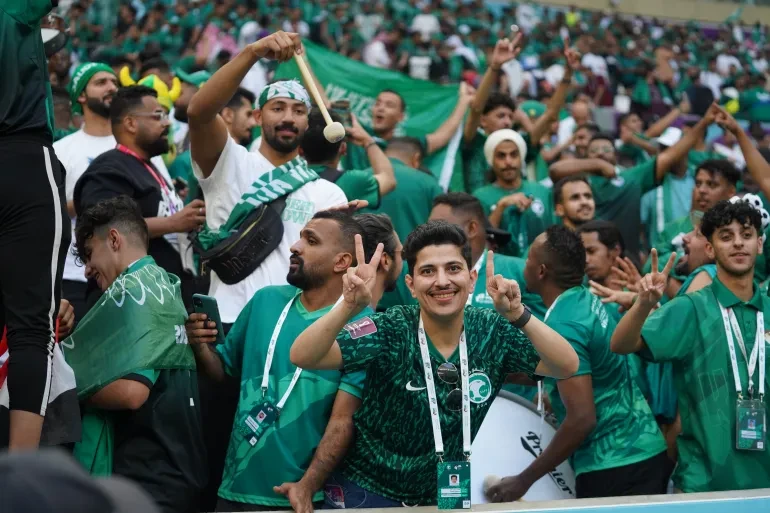 Cổ động viên Saudi Arabia tham gia World Cup 2022 tại Qatar. Ảnh: Al Jazeera