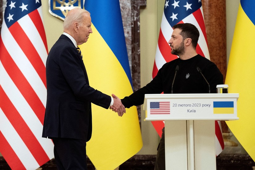 Tổng thống Mỹ Joe Biden bắt tay Tổng thống Ukraine Volodymyr Zelensky tại Kiev ngày 20/2/2023. Ảnh: Reuters