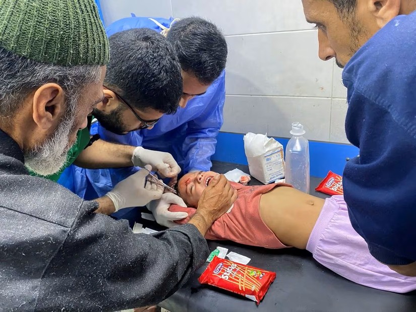 Các bác sĩ chữa trị cho bệnh nhân tại bệnh viện Al Shifa ở thành phố Gaza ngày 8/11/2023. Ảnh: Reuters