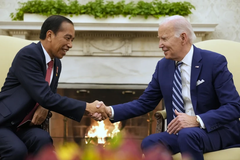 Tổng thống Mỹ Joe Biden và Tổng thống Indonesia Joko Widodo bắt tay tại Nhà Trắng, Washington ngày 12/11.2023, Ảnh: AP