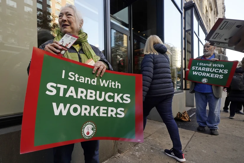 Biểu tình ủng hộ nhân viên Starbucks đình công tại New York, Mỹ ngày 16/11/2023. Ảnh: AP