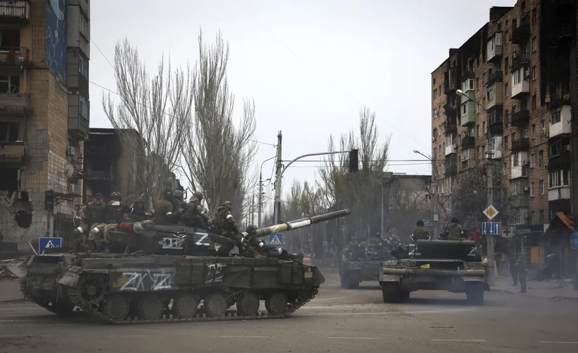 Xe tăng của quân đội Nga tại Mariupol, Ukraine hồi tháng 4/2022. Ảnh: AP
