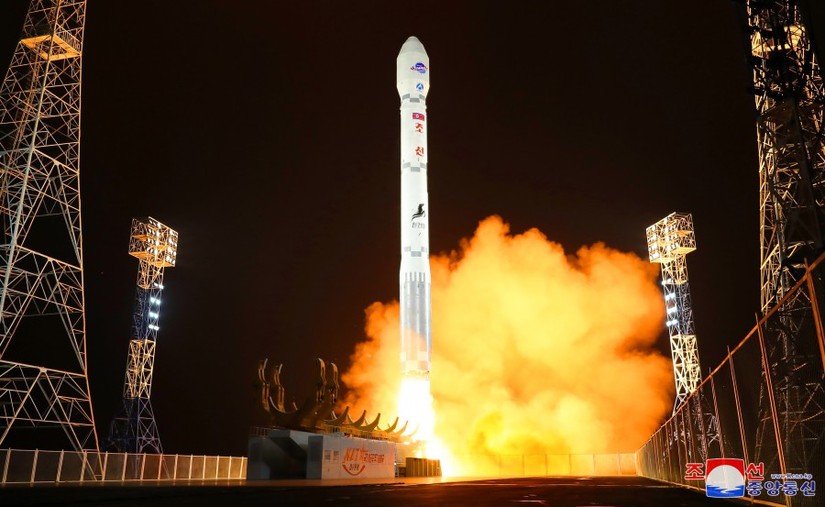 Tên lửa "Chollima-1" mang theo vệ tinh trinh sát "Malligyong-1" tại bãi phóng vệ tinh Sohae ở huyện Cholsan, tỉnh Bắc Phyongan, Triều TIên. Ảnh: KCNA