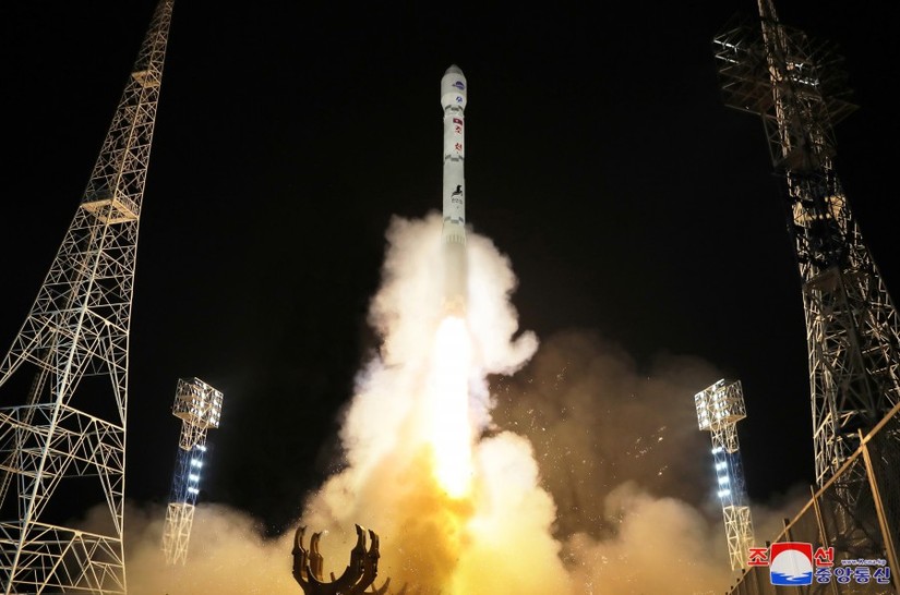 Triều Tiên phóng "Chollima-1" mang theo vệ tinh trinh sát "Malligyong-1" vào quỹ đạo ngày 21/11/2023. Ảnh: KCNA