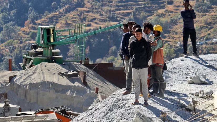 Người dân theo dõi hoạt động cứu hộ tại Silkyara, bang Uttarakhand phía bắc Ấn Độ, ngày 22/11/2023. Ảnh: AP