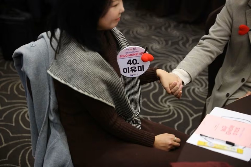 Một người phụ nữ tham gia sự kiện hẹn hò được tổ chức tại thành phố Seongnam ngày 19/11/2023. Ảnh: Reuters