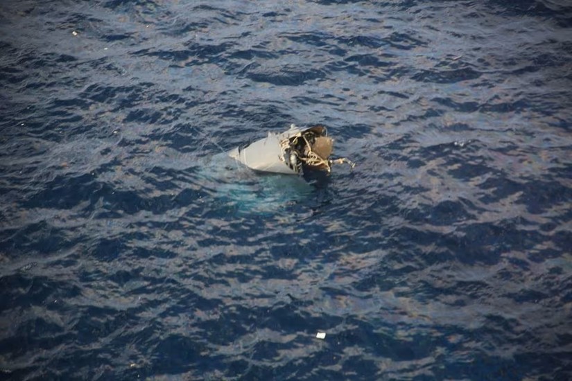 Mảnh vỡ được cho là thuộc về máy bay quân sự MV-22 Osprey của quân đội Mỹ đã rơi xuống biển ngoài khơi đảo Yakushima, quận Kagoshima, miền tây Nhật Bản ngày 29/11/2023. Ảnh: Reuters