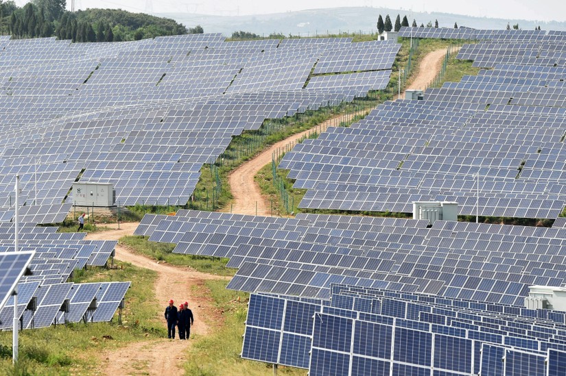 Một trang trại điện mặt trời tại Bình Đỉnh Sơn, Hà Nam, Trung Quốc. Ảnh: Reuters