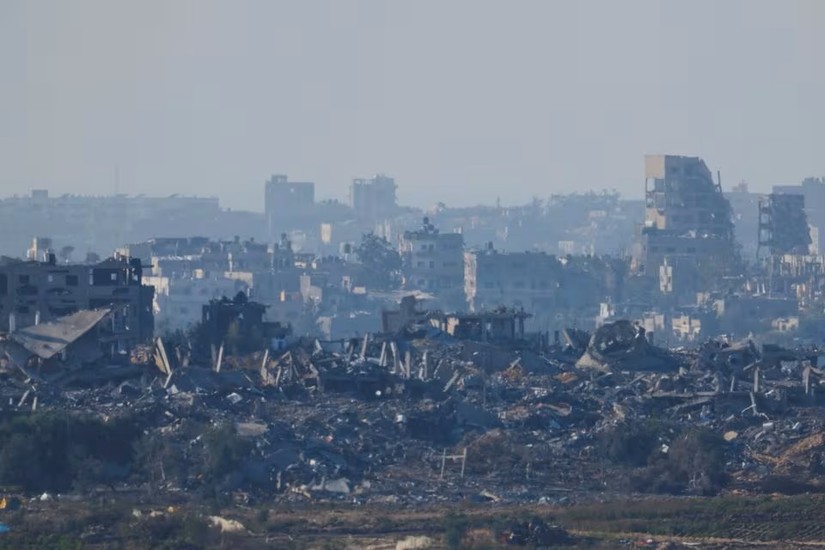 Các tòa nhà bị hư hại ở Bắc Gaza, nhìn từ Sderot, Nam Israel, ngày 30/11/2023. Ảnh: Reuters