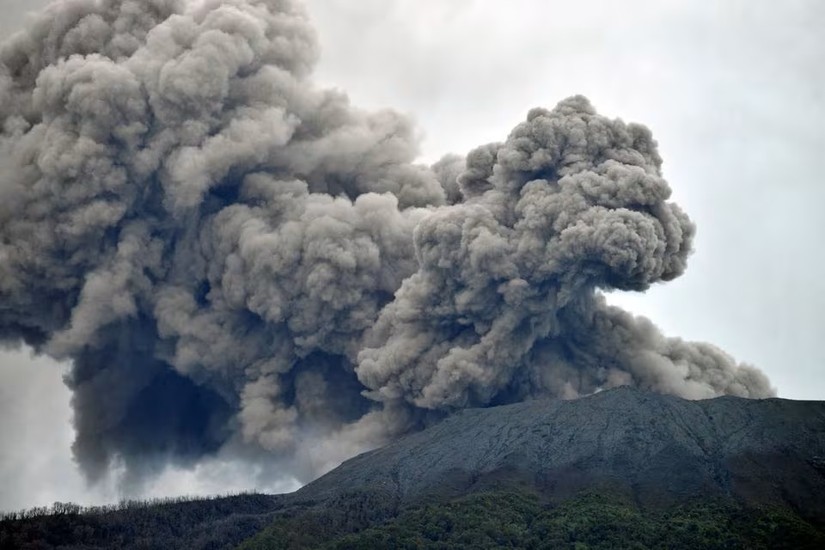 Núi lửa Merapi tại Tây Sumatra, Indonesia phun trào ngày 3/12/2023. Ảnh: Reuters