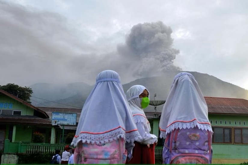 Các nhân viên cứu hộ Indonesia vẫn đang chạy đua tìm kiếm 10 người leo núi mất tích sau khi núi lửa Merapi phun trào ngày 3/12/2023. Ảnh: Reuters