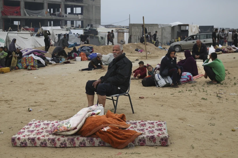 Người dân Palestine di tản khỏi khu vực giao tranh tới tìm nơi trú ẩn tại Rafah, Gaza. Ảnh: AP