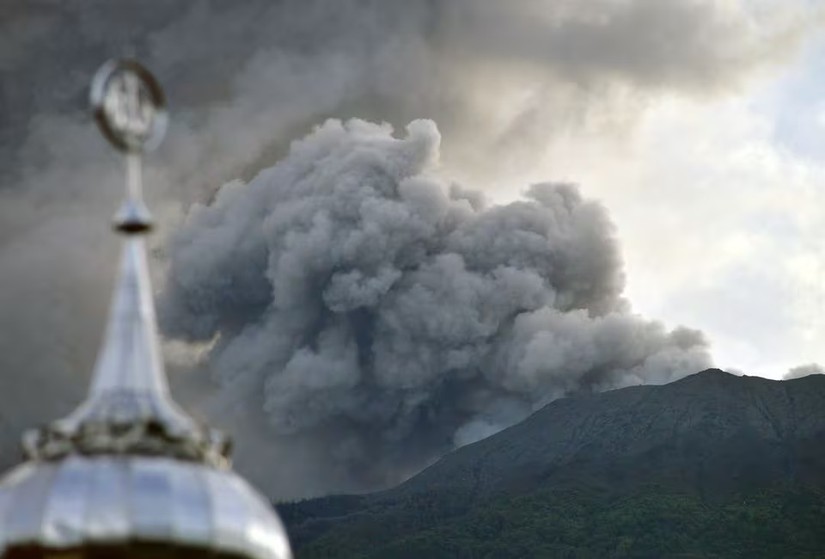 Núi lửa Merapi, Tây Sumatra, Indonesia phun trào ngày 3/12. Ảnh: Reuters