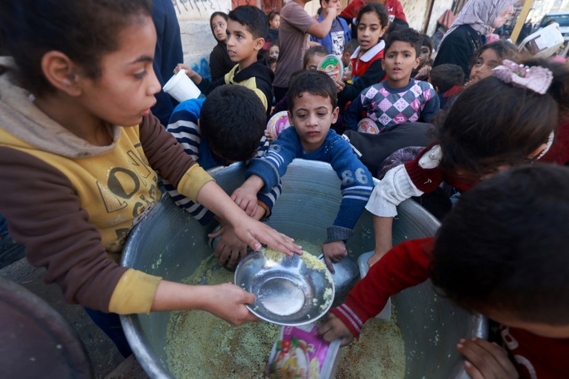 Trẻ em Palestine tại Rafah, Gaza nhận hỗ trợ thực phẩm từ một tổ chức nhân đạo ngày 6/12/2023. Ảnh: Mohammed Abed/AFP/Getty Images