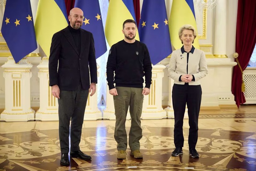 Tổng thống Ukraine Volodymyr Zelensky, Chủ tịch Ủy ban châu Âu Ursula von der Leyen và Chủ tịch Hội đồng châu Âu Charles Michel. Ảnh: Reuters