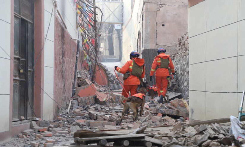 Lính cứu hỏa tìm kiếm những người sống sót ở quận Jishishan, tỉnh Cam Túc, Tây Bắc Trung Quốc ngày 19/12/2023. Ảnh: Lực lượng cứu hỏa rừng Cam Túc