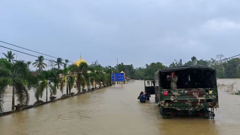 Các sĩ quan thuộc Đội cứu hộ và hỗ trợ thiên tai đặc biệt của Malaysia (SMART) đã được triển khai để tìm kiếm nạn nhân lũ lụt ở bang Kelantan. Ảnh: Facebook/Nadma