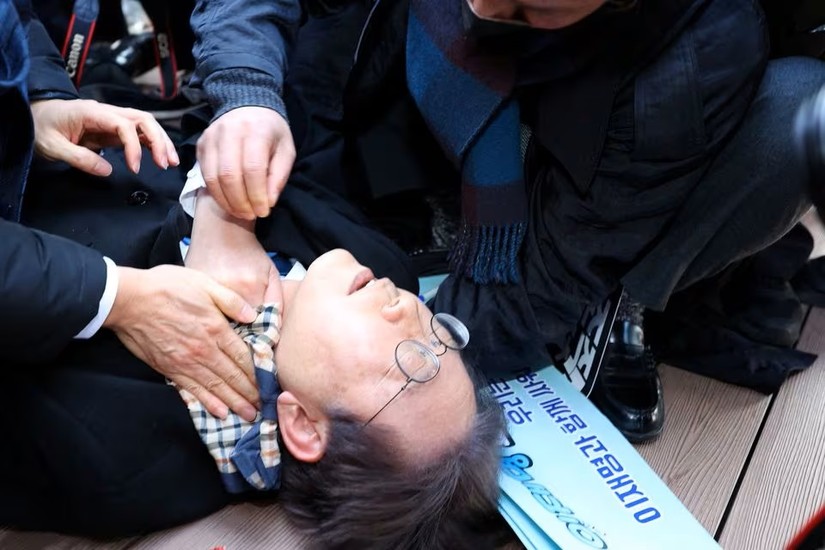 Lãnh đạo đảng đối lập Lee Jae-myung bị tấn công vào cổ ngày 2/1 tại một sự kiện ở Busan, Hàn Quốc. Ảnh: Yonhap
