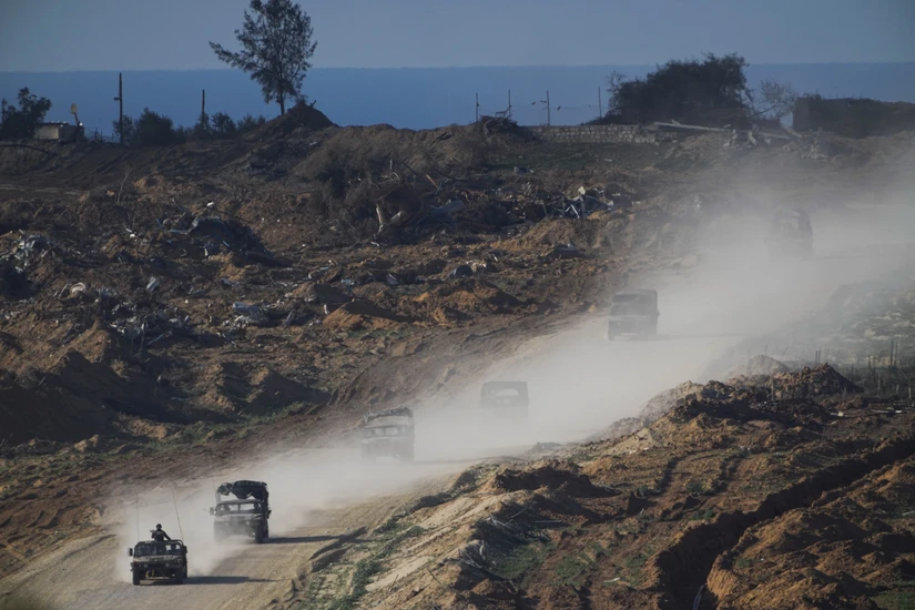 Đoàn xe quân đội Israel tại phía nam Dải Gaza ngày 4/1/2024. Ảnh: AP