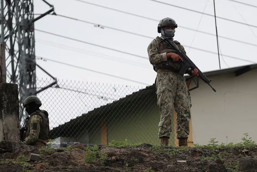 Lực lượng an ninh Ecuador kiểm tra một nhà tù tại Guayaquil, Ecuador ngày 15/1/2024. Ảnh: Reuters