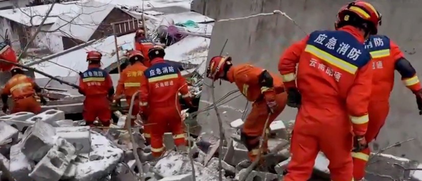 Lực lượng cứu hộ ở Trung Quốc sau trận lở đất ở Trấn Hùng, phía tây nam tỉnh Vân Nam ngày 22/1/2024. Ảnh: Xinhua News