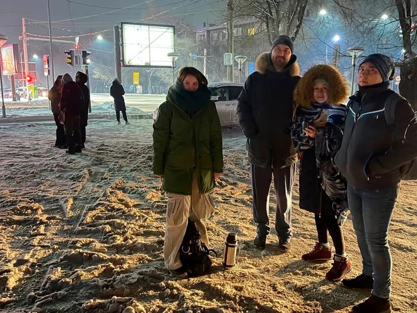 Người dân rời khỏi nhà sau trận động đất ở Almaty, Kazakhstan ngày 22/1/2024. Ảnh: AFP