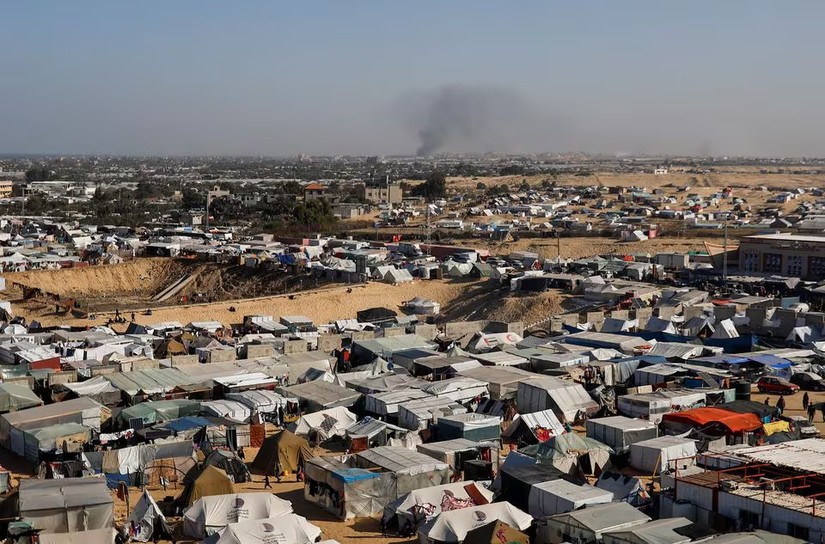 Một trại tị nạn gần Khan Younis nơi quân đội Israel đang đẩy mạnh tấn công. Ảnh: Reuters